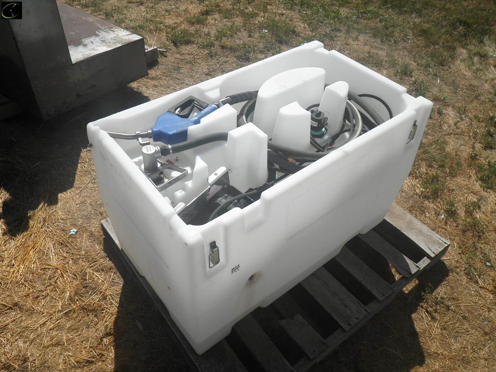 Snyder poly transfer tank with 12v pump main image