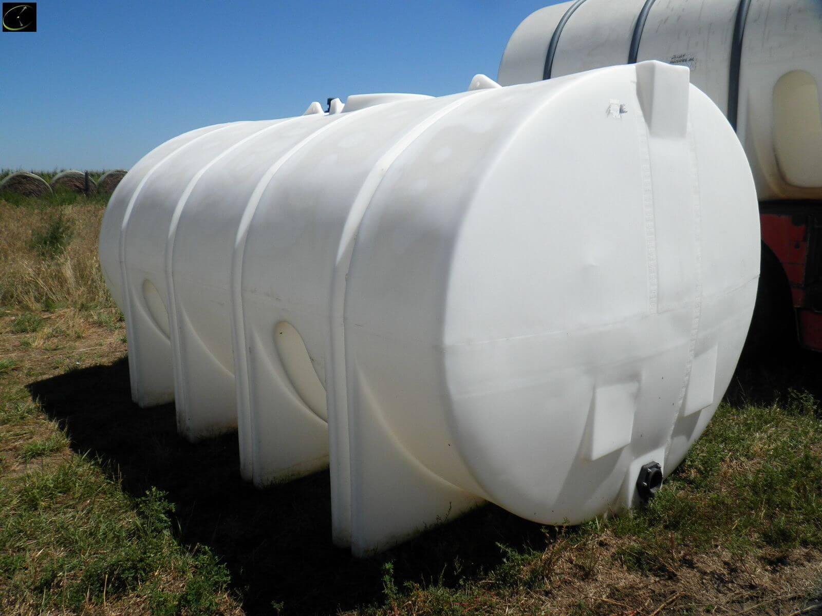 Snyder 3000 gallon white poly leg tank-image