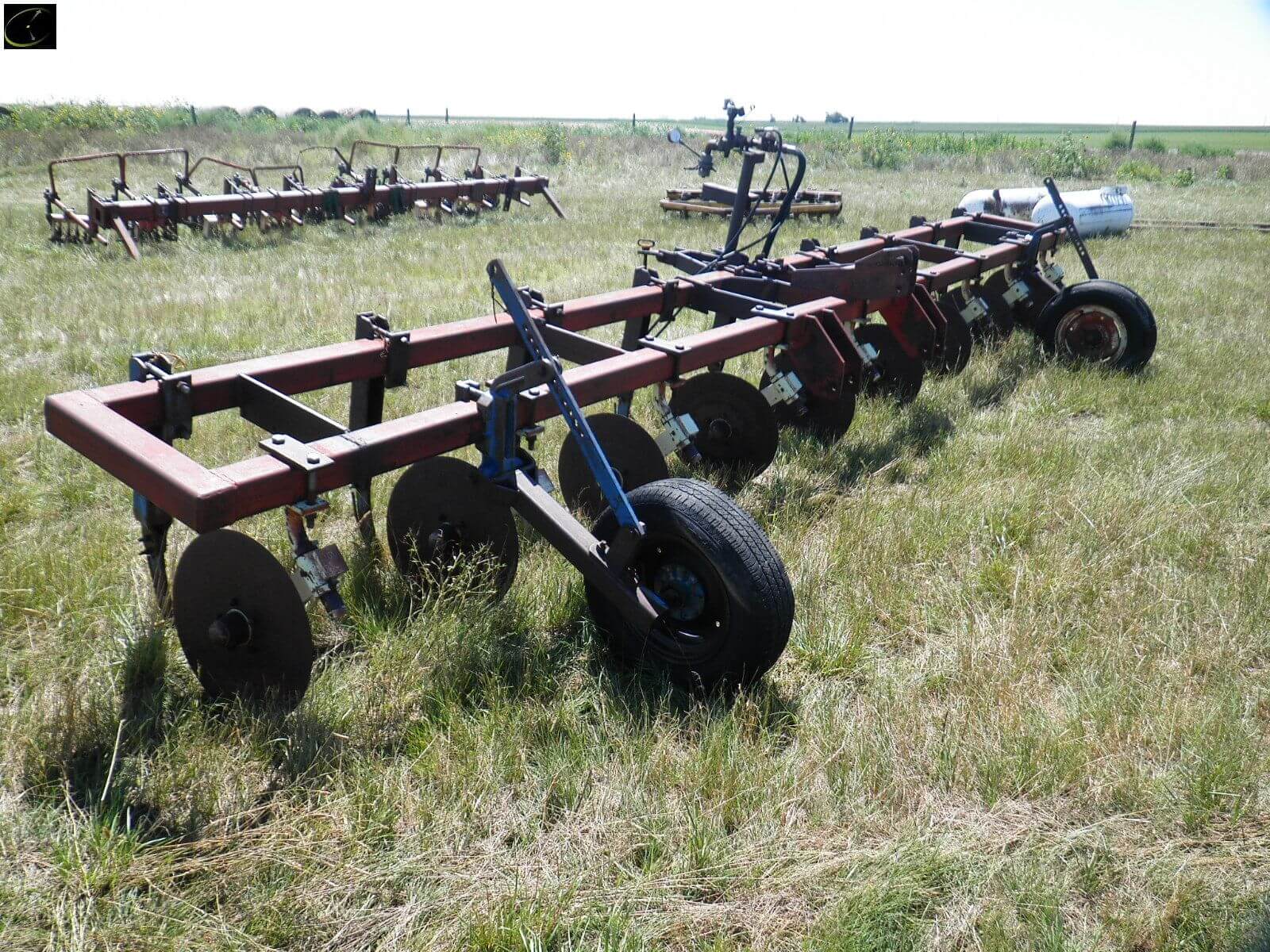 3pt. 8R NH3 applicator with gauge wheels and coulters-image