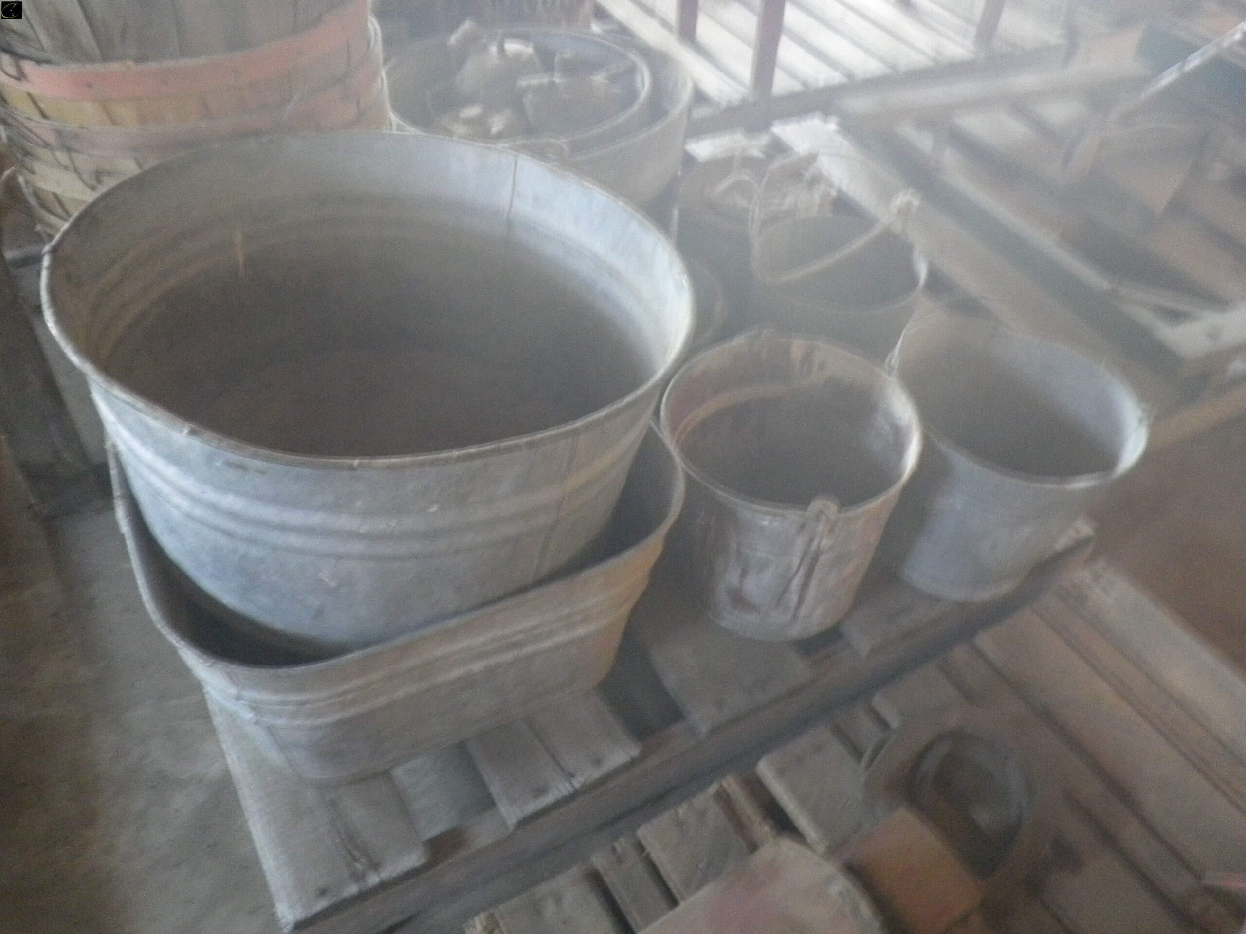 galvanized wash tubs and buckets-image