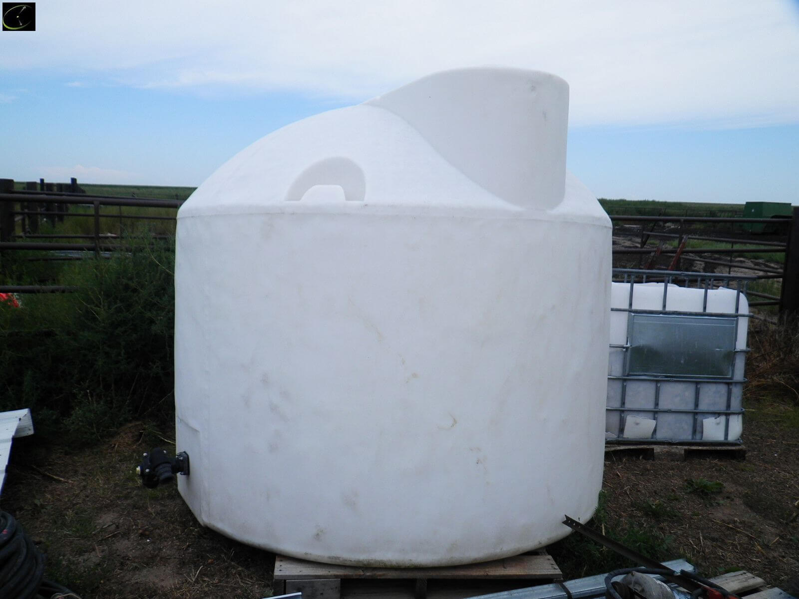 Snyder 1850 gallon white poly pivot tank-image