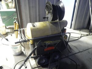 Landa 4-2000 hot water pressure washer-image